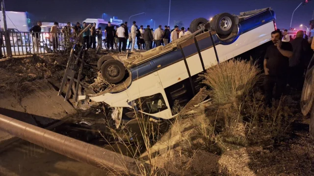 Mersin'de Trafik Kazası Panik Yarattı: Minibüs Kanala Devrildi