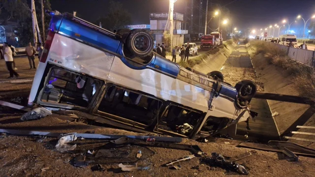 Mersin'de Trafik Kazası Panik Yarattı: Minibüs Kanala Devrildi