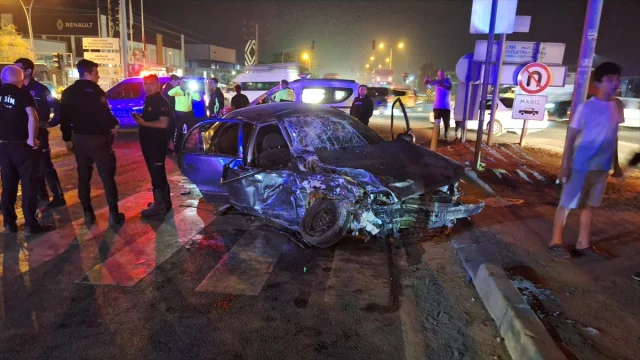 Mersin'de Trafik Kazası Panik Yarattı: Minibüs Kanala Devrildi