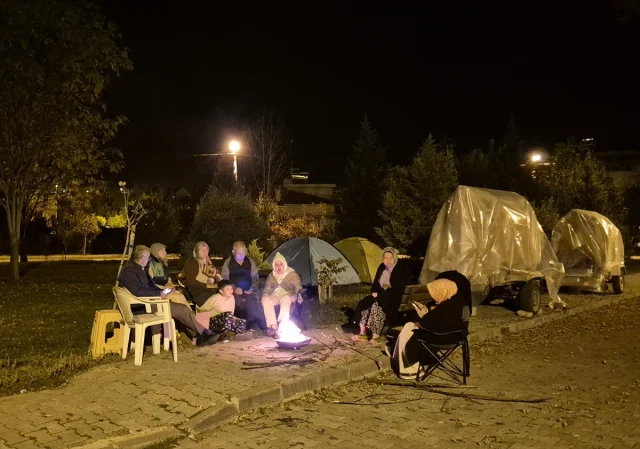 Balıkesir'de Korkutan Deprem Sındırgı'da Panik Yarattı