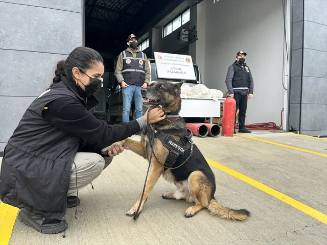 Pazarkule'de Kaçakçılık Şoku: Otomobilde Gizlenen Uyuşturucu Operasyonu
