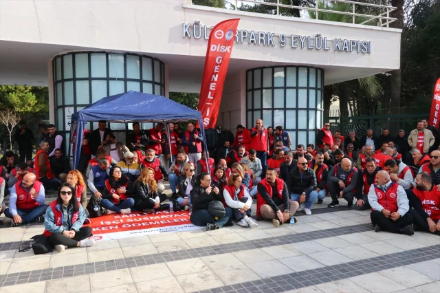 İzmir'de Belediye İşçilerinin Mücadele Dolu Eylemi Devam Ediyor