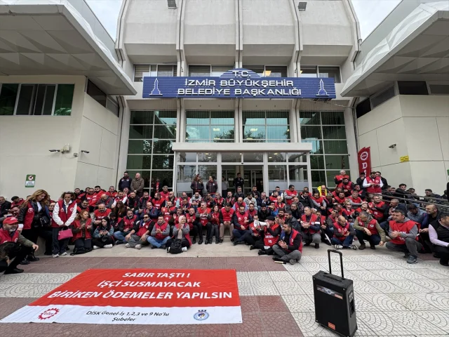 İzmir'de Belediye İşçilerinin Mücadele Dolu Eylemi Devam Ediyor