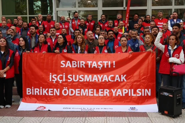 İzmir'de Belediye İşçilerinin Mücadele Dolu Eylemi Devam Ediyor