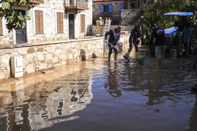 İzmir'de Sağanak Yeniden Vurdu: Foça Halkı Altyapı Çözümü Bekliyor