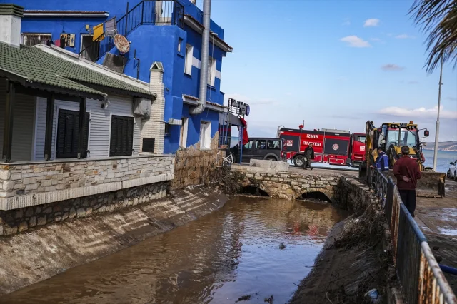 İzmir'de Sağanak Yeniden Vurdu: Foça Halkı Altyapı Çözümü Bekliyor
