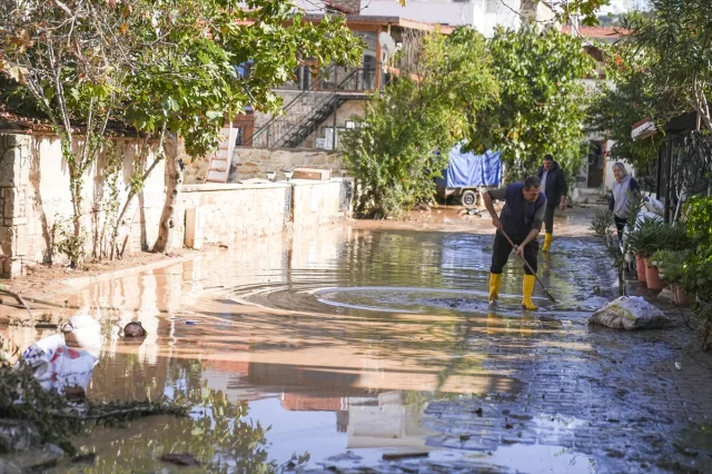 İzmir'de Sağanak Yeniden Vurdu: Foça Halkı Altyapı Çözümü Bekliyor