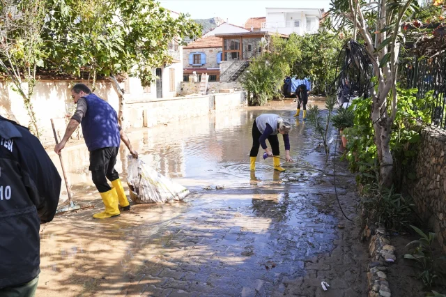 İzmir'de Sağanak Yeniden Vurdu: Foça Halkı Altyapı Çözümü Bekliyor