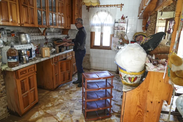 İzmir'de Sağanak Yeniden Vurdu: Foça Halkı Altyapı Çözümü Bekliyor