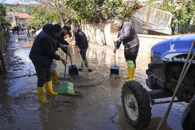 İzmir'de Sağanak Yeniden Vurdu: Foça Halkı Altyapı Çözümü Bekliyor