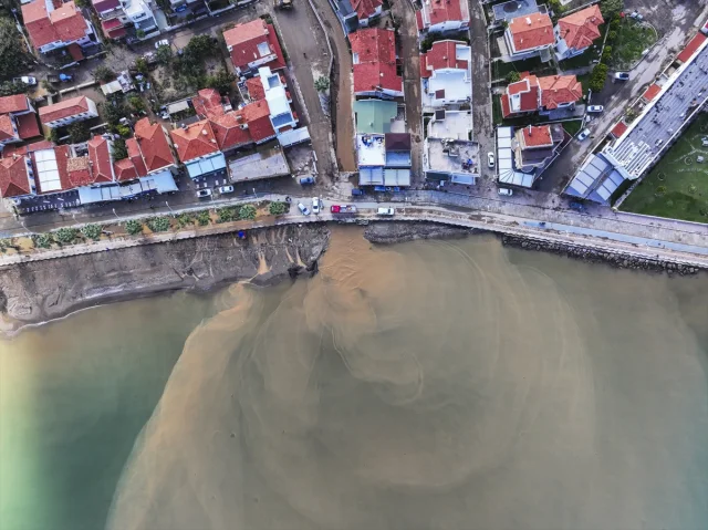 İzmir'de Sağanak Yeniden Vurdu: Foça Halkı Altyapı Çözümü Bekliyor