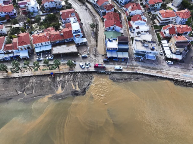 İzmir'de Sağanak Yeniden Vurdu: Foça Halkı Altyapı Çözümü Bekliyor