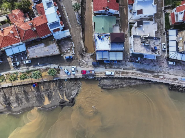 İzmir'de Sağanak Yeniden Vurdu: Foça Halkı Altyapı Çözümü Bekliyor