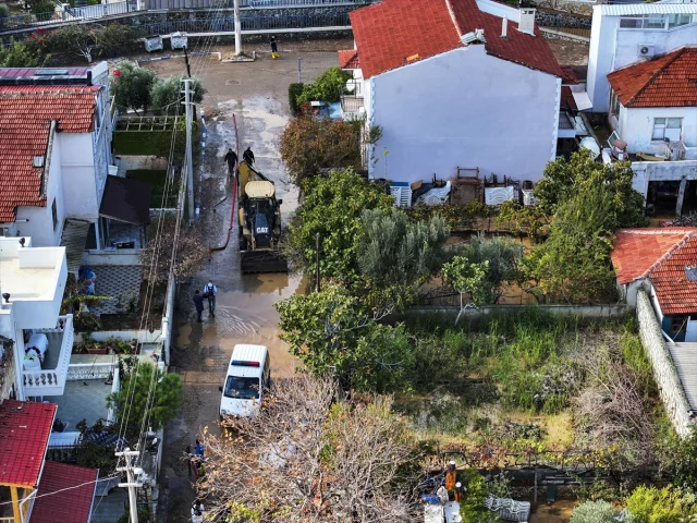 İzmir'de Sağanak Yeniden Vurdu: Foça Halkı Altyapı Çözümü Bekliyor