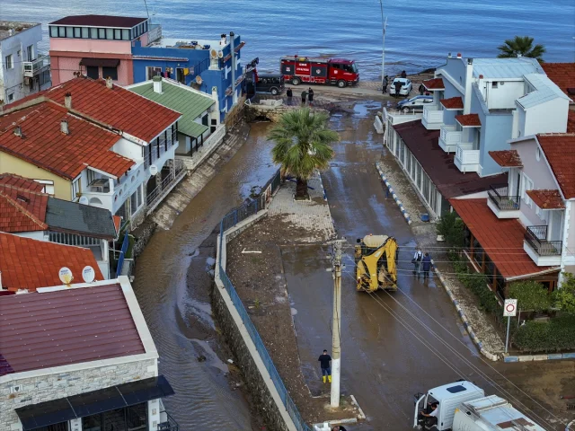 İzmir'de Sağanak Yeniden Vurdu: Foça Halkı Altyapı Çözümü Bekliyor