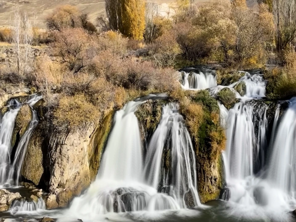 Muradiye Şelalesi Sonbaharda Görsel Şölen Sunuyor