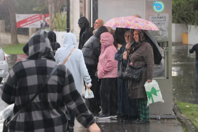 Tekirdağ'da Sağanak Yağış Şehri Etkisi Altına Aldı