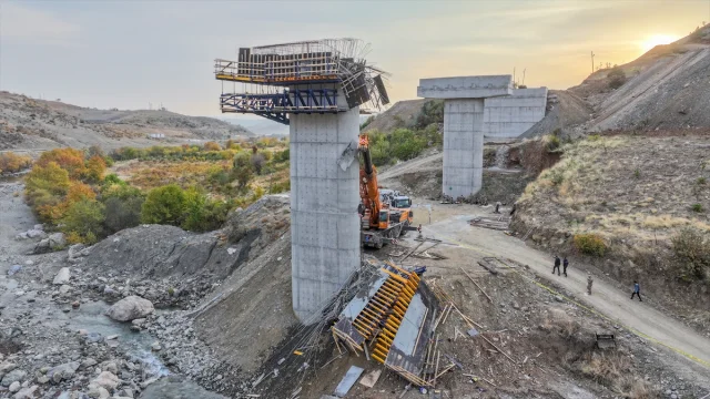 Diyarbakır'da Viyadük İnşaatında İskelenin Çökmesi Şok Etti