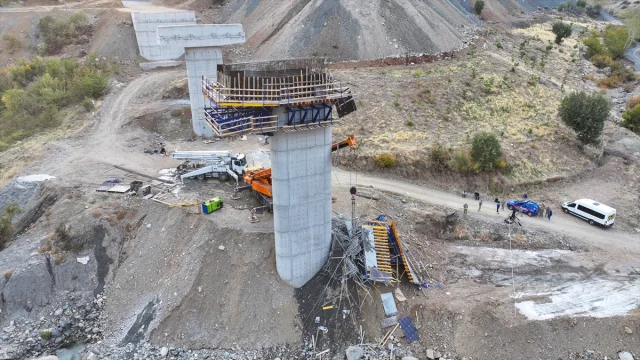 Diyarbakır'da Viyadük İnşaatında İskelenin Çökmesi Şok Etti