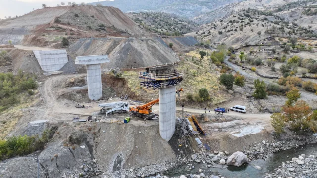 Diyarbakır'da Viyadük İnşaatında İskelenin Çökmesi Şok Etti