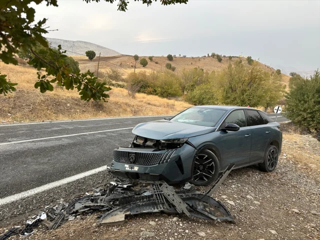 Adıyaman'da Korkutan Kaza: İki Otomobil Çarpıştı, 9 Yaralı
