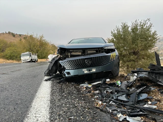 Adıyaman'da Korkutan Kaza: İki Otomobil Çarpıştı, 9 Yaralı
