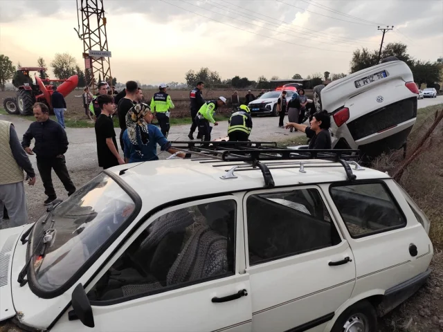 Osmaniye'de Şiddetli Çarpışma: İki Otomobil Kaza Yaptı, 4 Kişi Yaralandı