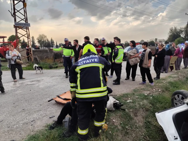 Osmaniye'de Şiddetli Çarpışma: İki Otomobil Kaza Yaptı, 4 Kişi Yaralandı