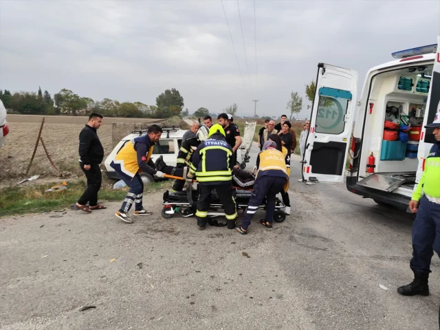 Osmaniye'de Şiddetli Çarpışma: İki Otomobil Kaza Yaptı, 4 Kişi Yaralandı