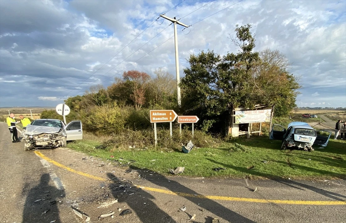Sinop'ta Feci Trafik Kazası: Bir Kişi Hayatını Kaybetti, İki Yaralı