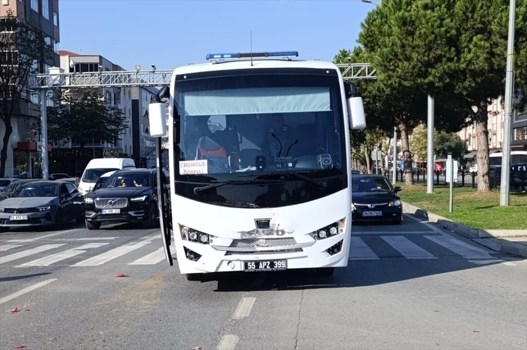 Samsun'da Cezaevi Aracı ve Otomobil Çarpıştı Yaralılar Var