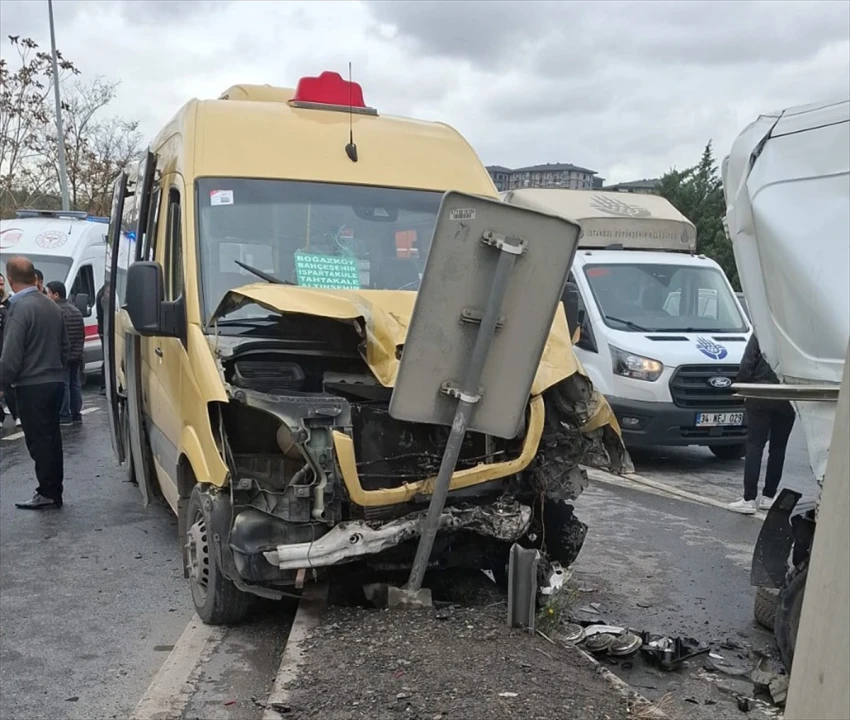 Başakşehir'de Minibüs Kazası: Yolculardan 12 Kişi Yaralandı