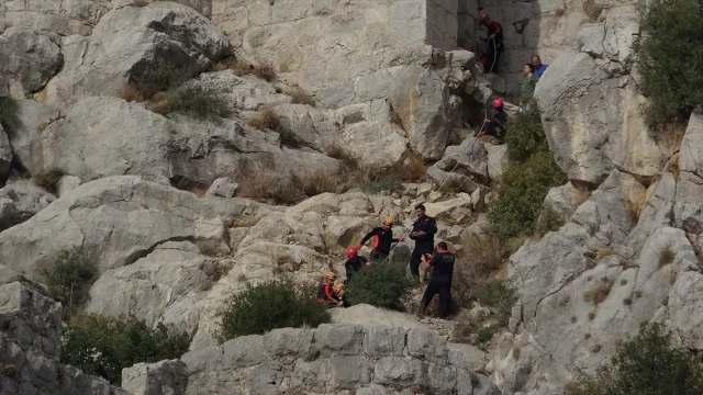 Adana'da Yılan Kalesi'nde Dram: Küçük Çocuk Kayalıklardan Dü...