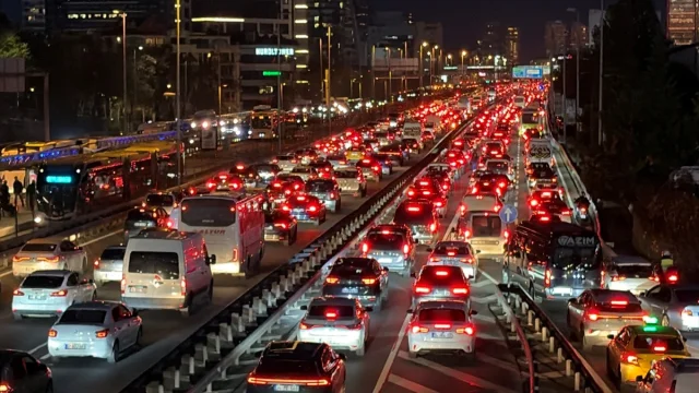 İstanbul Trafiğinde Büyük Kaos: Yoğunluk Yüzde 80'i Buldu