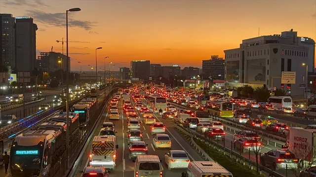 İstanbul Trafiğinde Büyük Kaos: Yoğunluk Yüzde 80'i Buldu