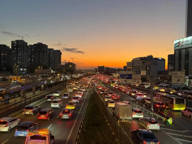 İstanbul Trafiğinde Büyük Kaos: Yoğunluk Yüzde 80'i Buldu