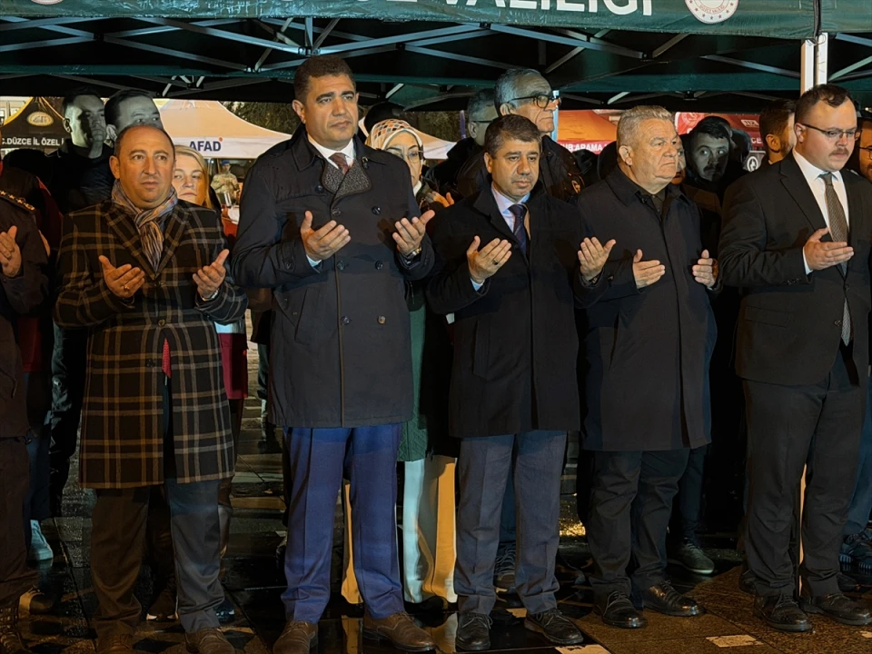 Düzce'de umut ve anı karışıyor: 45 saniyelik saygı duruşu ile anıldı