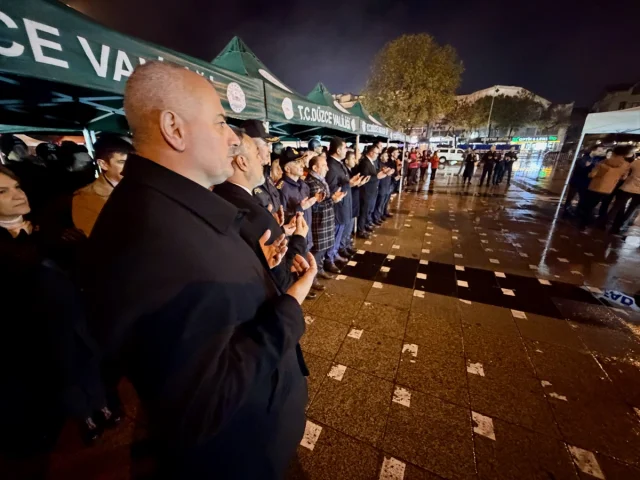Düzce'de umut ve anı karışıyor: 45 saniyelik saygı duruşu ile anıldı