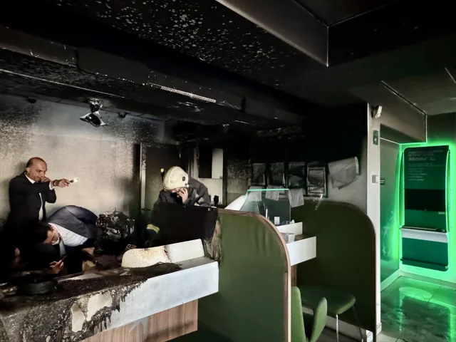 Antalya'da Banka Şubesindeki Yangın Kontrol Altına Alındı