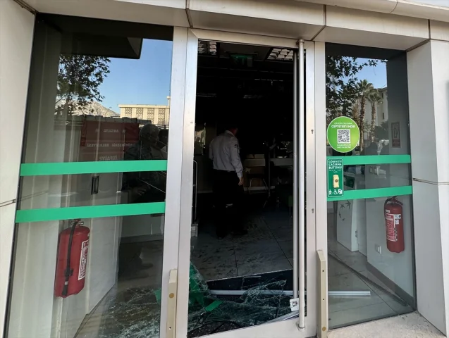 Antalya'da Banka Şubesindeki Yangın Kontrol Altına Alındı