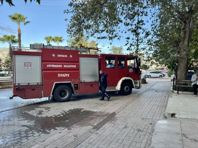 Antalya'da Banka Şubesindeki Yangın Kontrol Altına Alındı