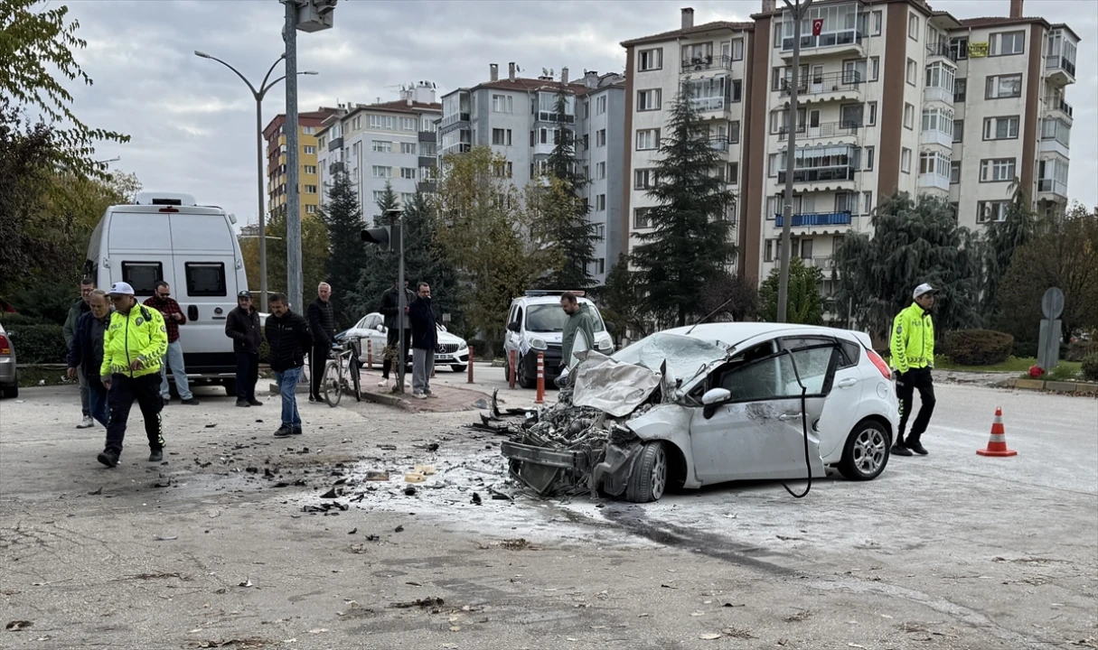 Eskişehir'de Feci Kaza: Kontrolden Çıkan Otomobil Kamyonla Çarpıştı