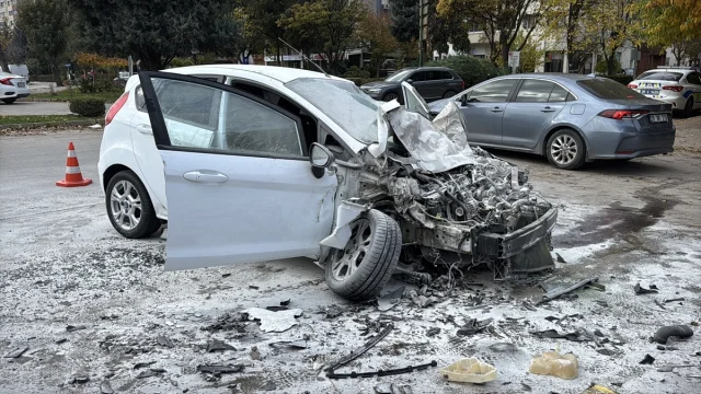 Eskişehir'de Feci Kaza: Kontrolden Çıkan Otomobil Kamyonla Çarpıştı