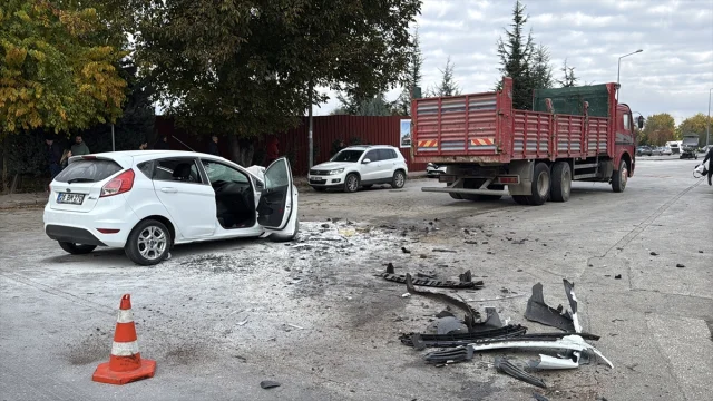 Eskişehir'de Feci Kaza: Kontrolden Çıkan Otomobil Kamyonla Çarpıştı