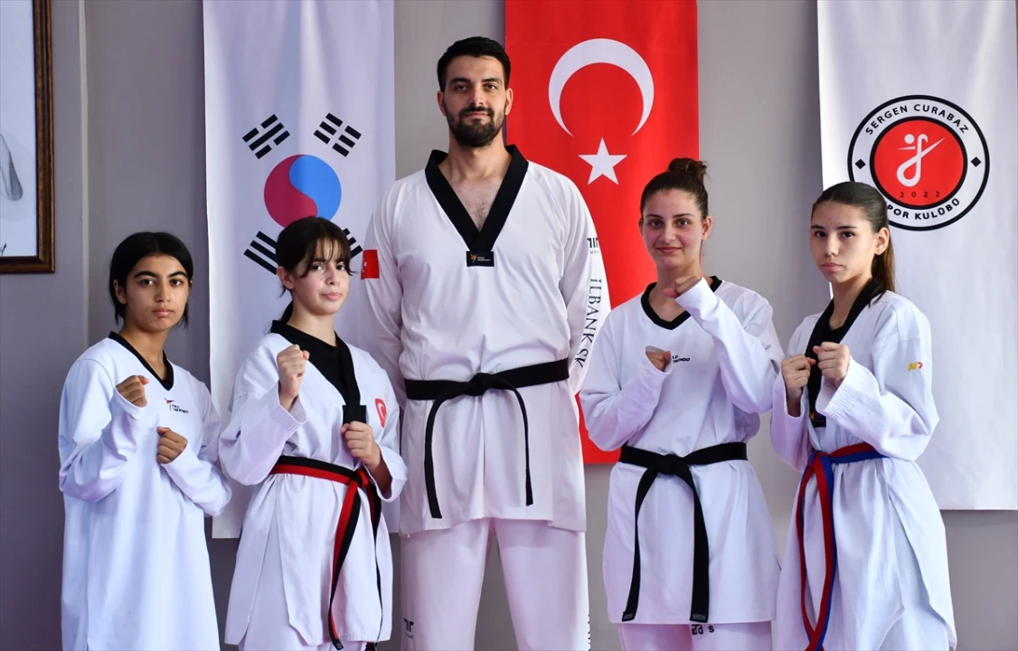 Genç Taekwondocu ve Antrenör Aynı Şampiyonada Madalya Peşinde