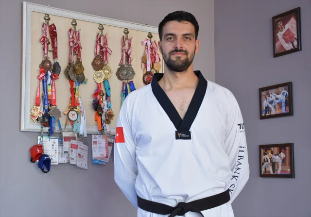 Genç Taekwondocu ve Antrenör Aynı Şampiyonada Madalya Peşinde
