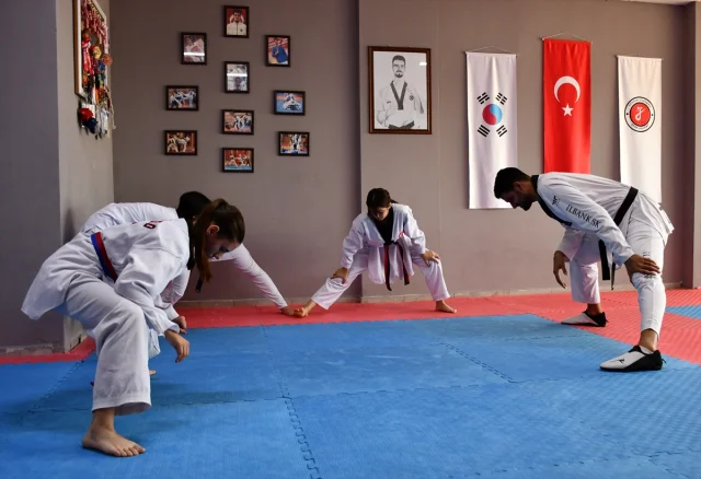Genç Taekwondocu ve Antrenör Aynı Şampiyonada Madalya Peşinde