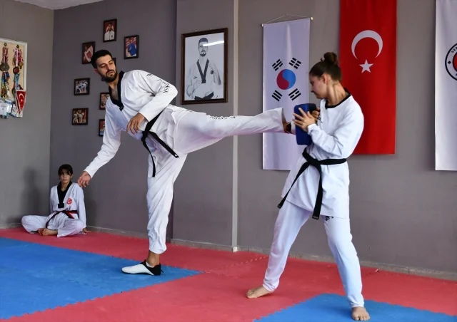 Genç Taekwondocu ve Antrenör Aynı Şampiyonada Madalya Peşinde