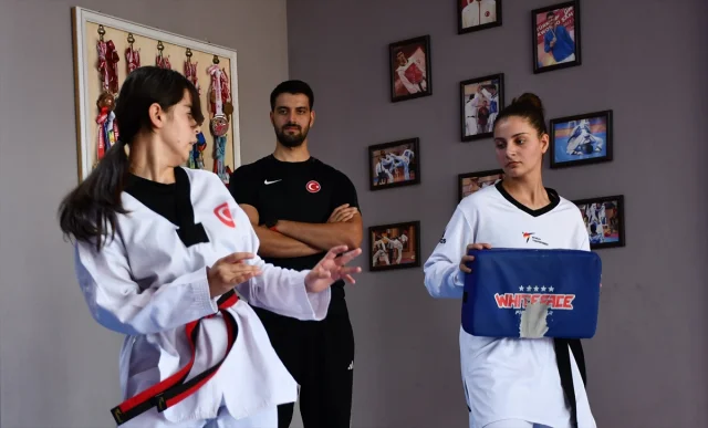 Genç Taekwondocu ve Antrenör Aynı Şampiyonada Madalya Peşinde