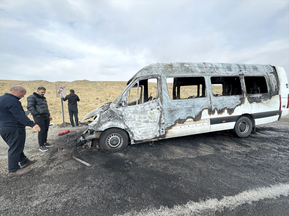 Van'da Yolculuk Kabusa Döndü Minibüs Alevlere Teslim Oldu